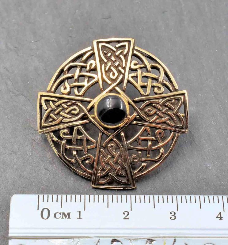 Keltische Rundfibel mit keltischem Kreuz aus Bronze am Maßband